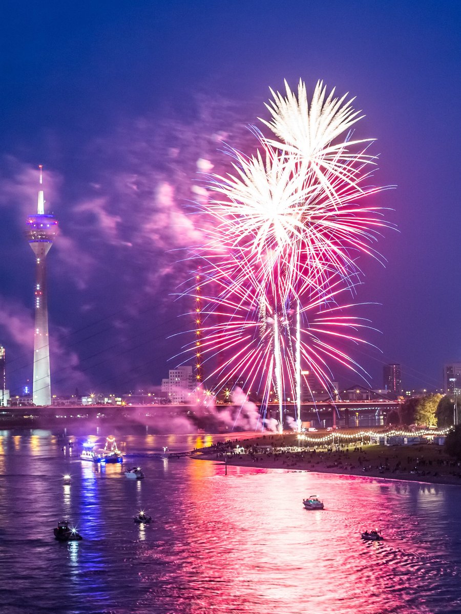 Blick auf das Feuerwerk der Rheinkirmes von der Altstadt aus aufgenommen